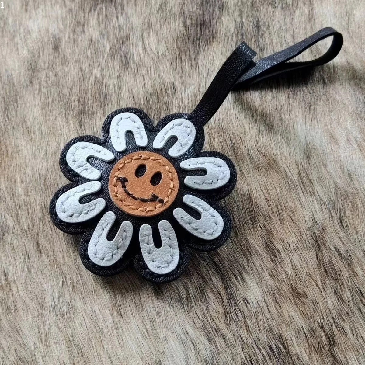 

Smile Flower Hand Sewn Leather Bag with Hanging Decorations Rearview Mirror Car Keychain Trendy Outfit