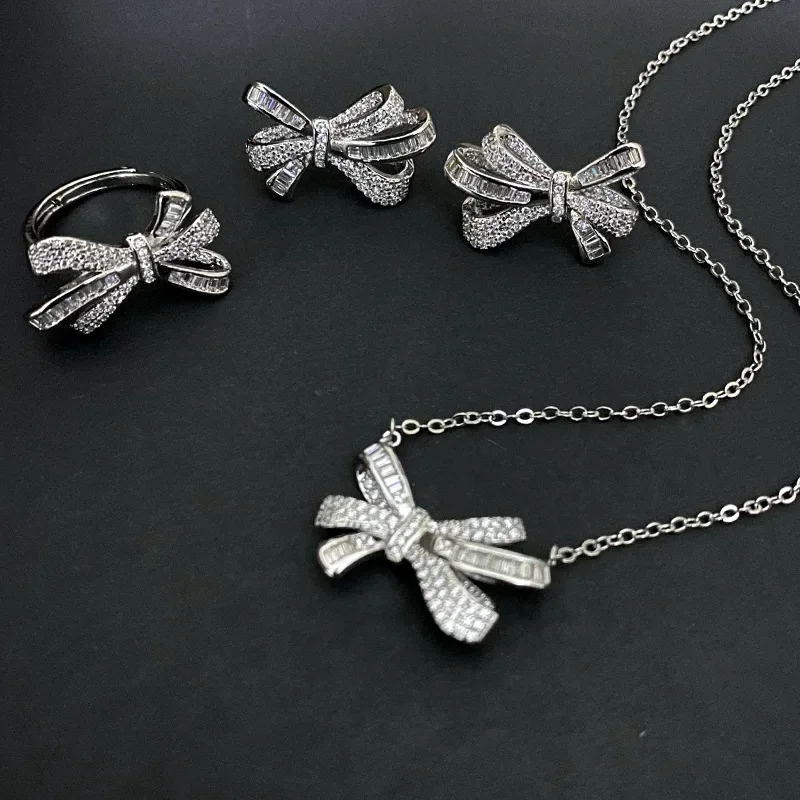 

MDLFES Муассанит Стиль Имитация Ювелирных Изделий Граф Набор Покрытием 18 К Лук Подвеска Темперамент Свет Роскошные Ins Ключицы Цепи