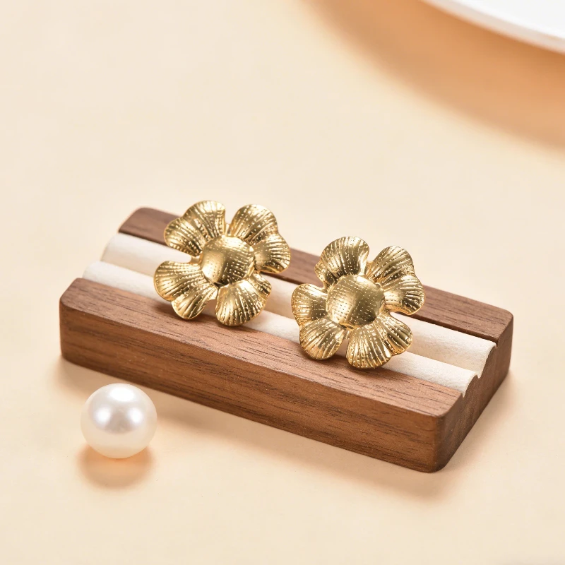 Vintage 18K vergoldete Ohrstecker mit verschiedenen floralen Motiven für den täglichen Gebrauch – Detail 5