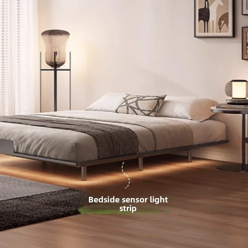 Двуспальная главная спальня, кровать lsuspension, маленькая квартира без прикроватной тумбочки, кровать со стальным каркасом, дизайн из кованого железа, гостиная, спальня