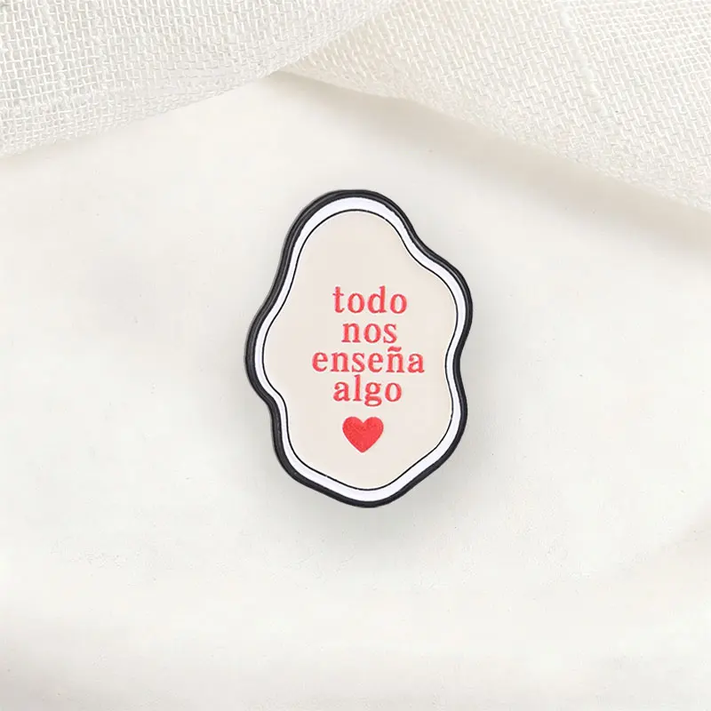 Broches de metal esmaltados con diseño de corazón rojo, motivacionales en español, para mochilas, ropa y joyería.