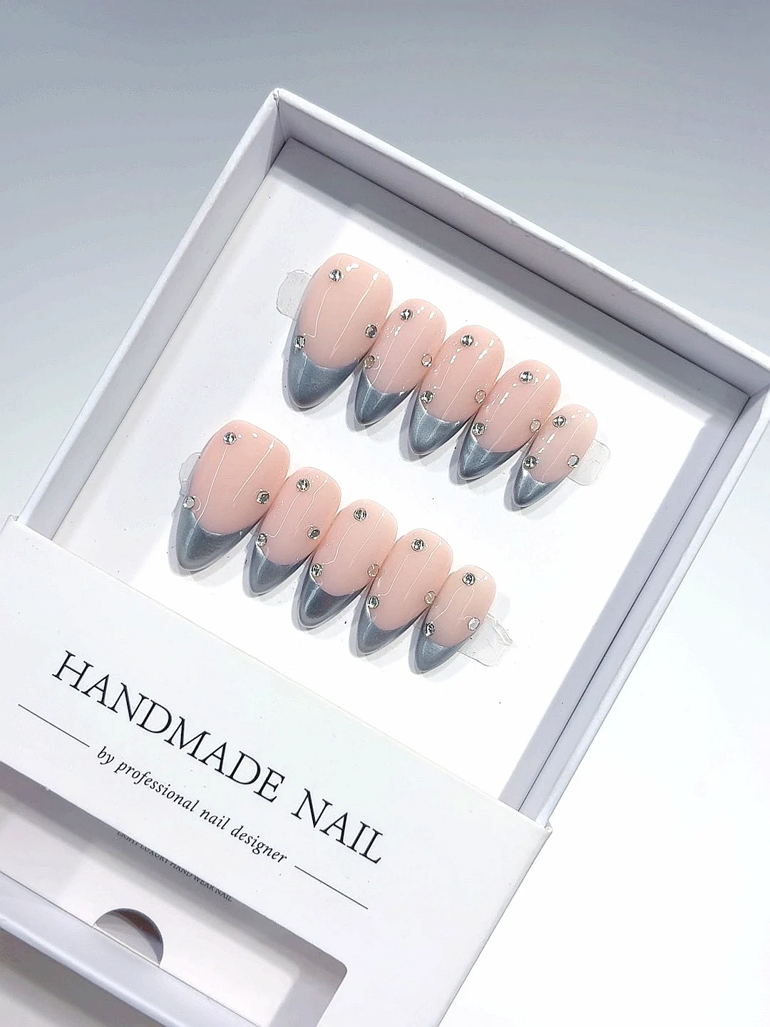 

Глянцевый модный маникюр во французском бриллиантом и миндалем (B099)