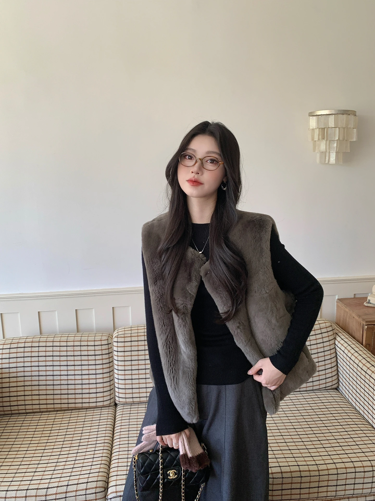 

Женская куртка из вельвета и кроличьего меха, новая модная модель 2025 года, молодежная, маленького размера, с интегрированной кожаной и меховой отделкой, ветрозащитная, теплая