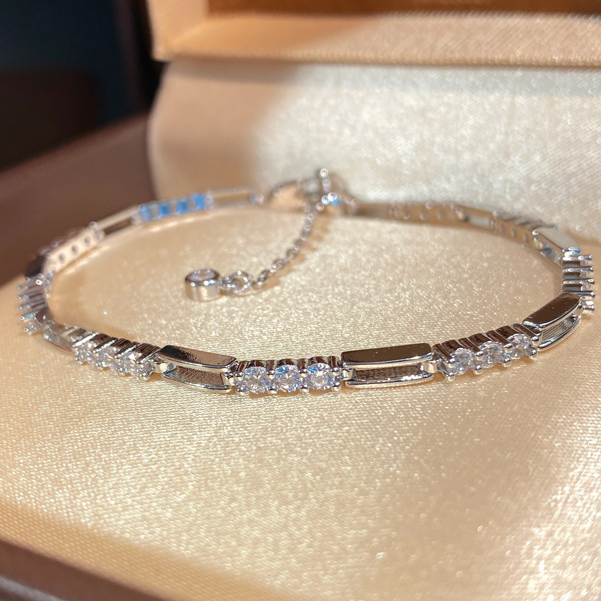 925 Sterling Silber Luxuriöses Rundes Diamant-Zirkon-Armband mit Rückkette für Damen, Elegantes Mode-Accessoire – Detail 1