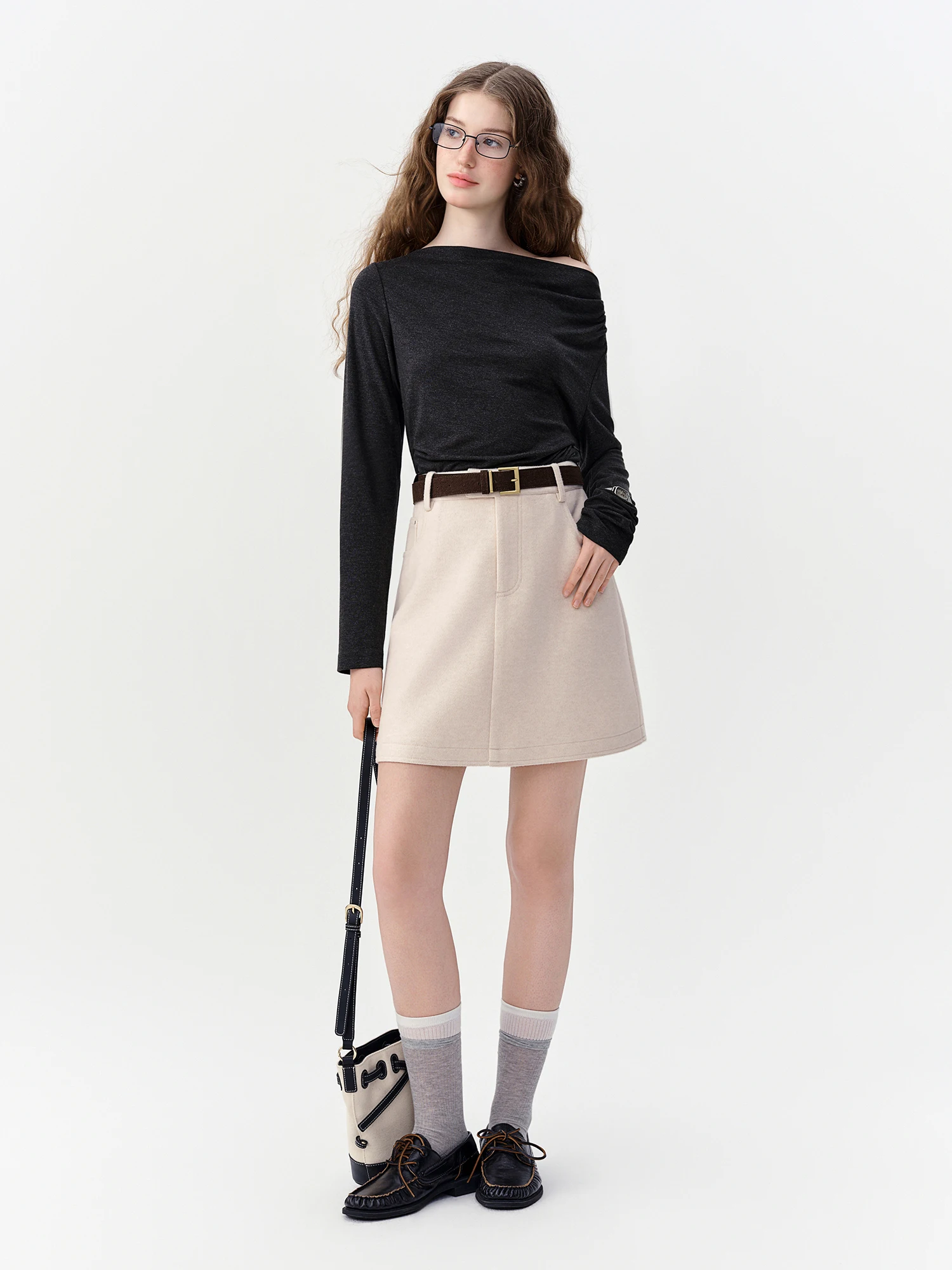 DUSHU Damen Off-Shoulder Drapierter Wasserfallausschnitt Langarm T-Shirt, Minimalistisches, Gerafftes, Schlankes, Elegantes Casual-Mode-Oberteil – Detail 15