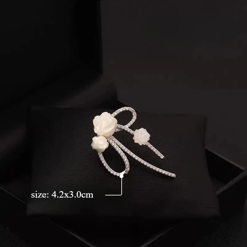 Beautiful Elegant White Rose Brooch Natural Mother of Pearl Bowknot Designer High-End Pin Collar Shirt Accessory Chic Dainty