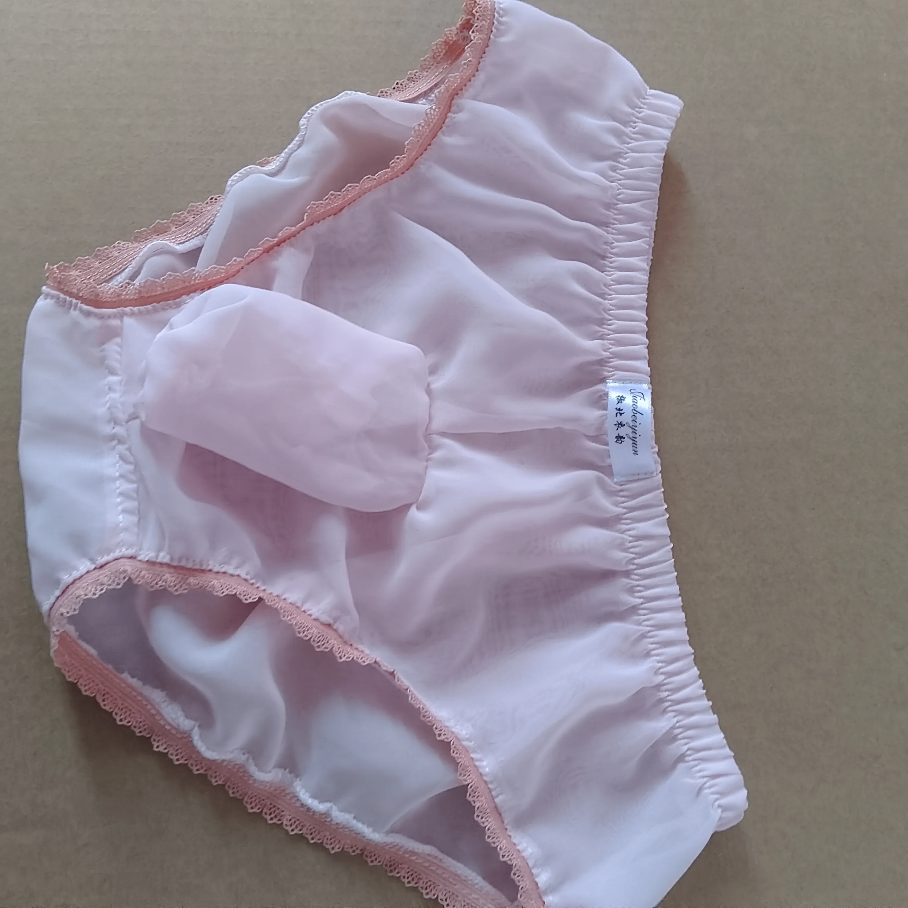 ملابس داخلية حريرية خفيفة الوزن مصنوعة يدويًا للرجال