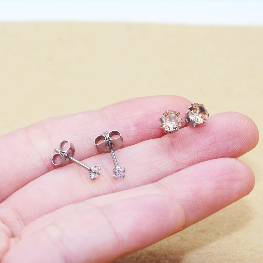 Minimalistische, hypoallergene Ohrstecker, 5 mm, Champagnerfarben, runde AAA-Zirkonia, schlichtes Design, mit Edelstahl, für Damen und Herren, als Geschenk. – Detail 2