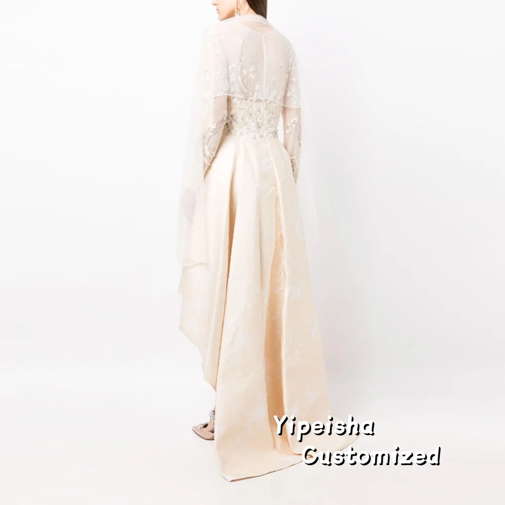 Eleganckie sukienki na studniówkę z asymetrycznym dołem, dekoltem typu O, długimi rękawami, plisami, koronkowymi aplikacjami i satynowym materiałem, idealne na formalne wieczorne przyjęcia.