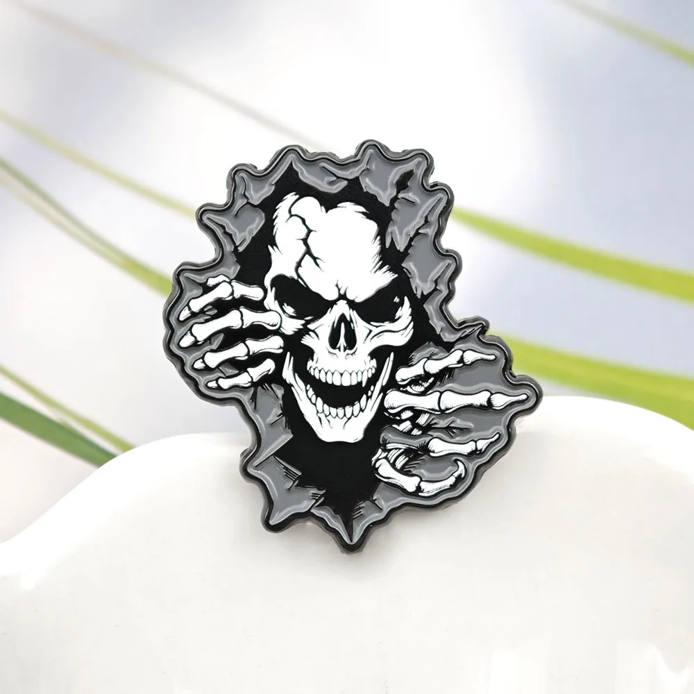 Gotischer Totenkopf-Emaille-Pin, zerrissene Wand, Skeletthände, Broschen, Punk-Rock-Reversnadeln, Heavy-Metal-Schmuck, Geschenk für Rucksack und Hut – Detail 8