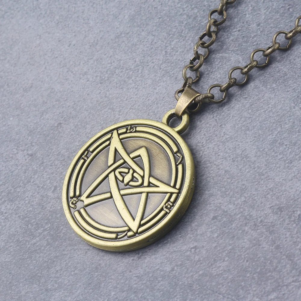 LLavero de Metal con mito de Cthulhu de fantasía, colgante Necronomicon, llavero circular mágico para fanáticos del Anime, accesorios de Cosplay, regalos de joyería