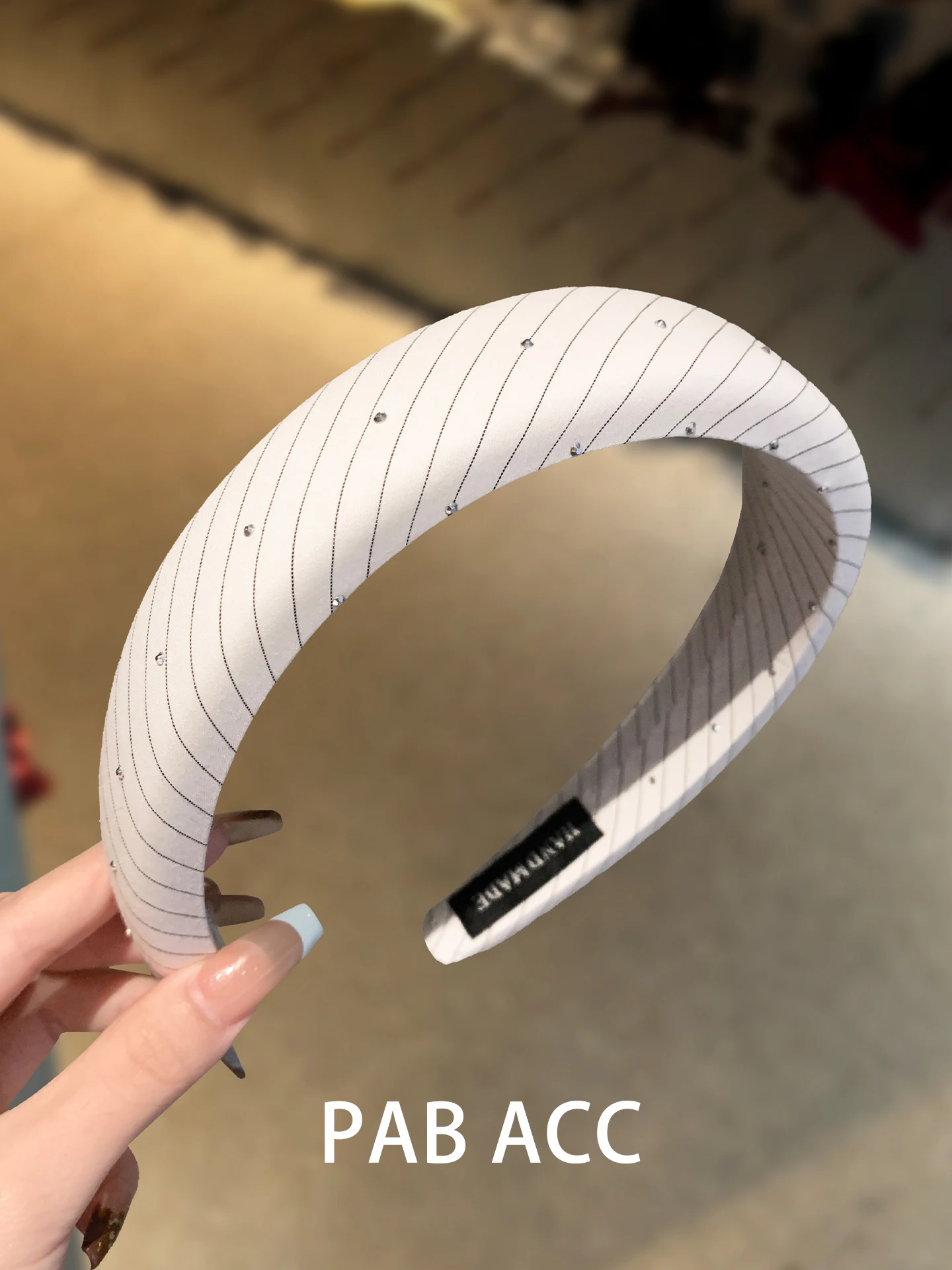 faixa-de-cabelo-minimalista-com-pontos-de-diamante-e-padrao-listrado-para-cabelos-altos-e-rosto-pequeno-ideal-para-o-dia-a-dia-com-toque-de-personalidade
