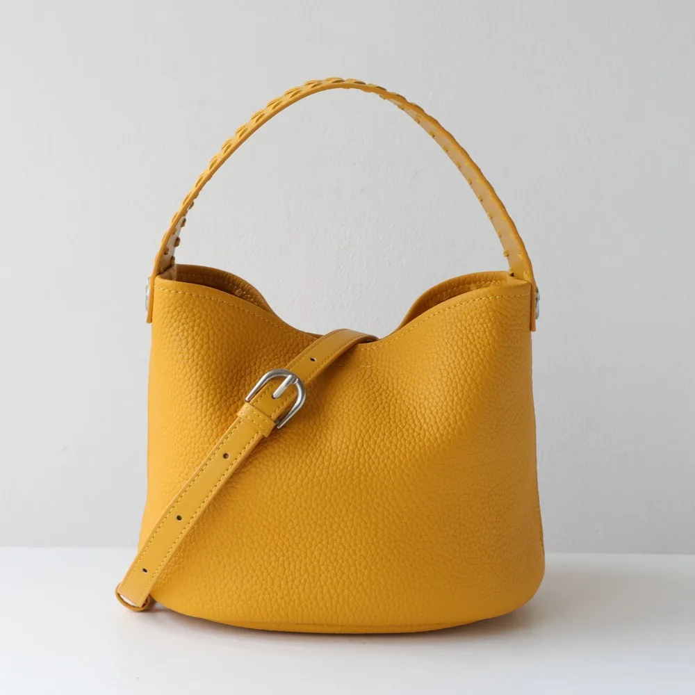 

Premium Sense Simple and Versatile Woven Decorative Portable Bucket Texture Unique First Layer Cowhide Commuter Messenger Bag