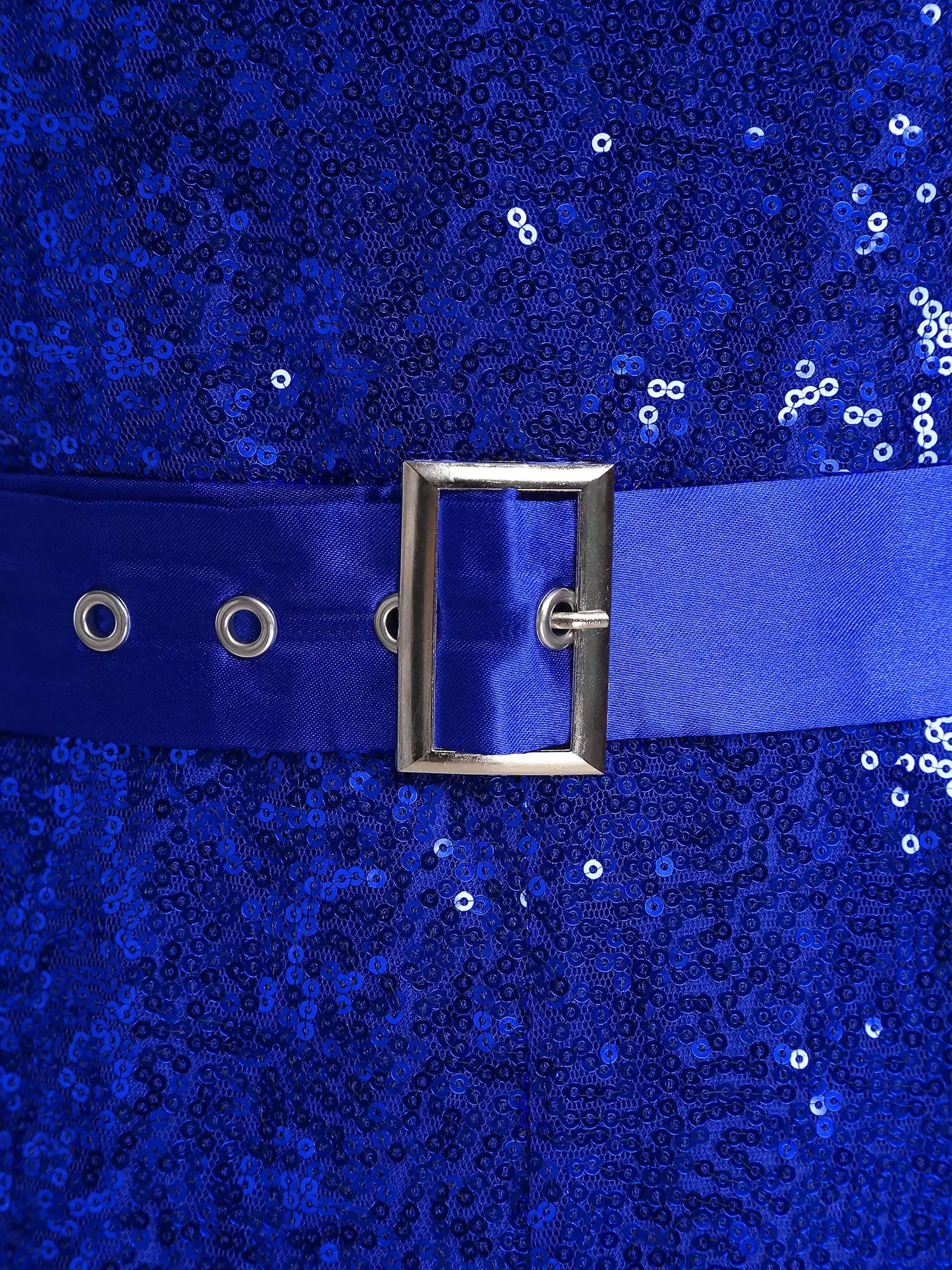 ثوب فضفاض نسائي لامع مزين بالترتر وفتحة رقبة على شكل V عميقة بدون أكمام بطول الفخذ مع حزام قابل للتعديل لحفلات الزفاف والولائم