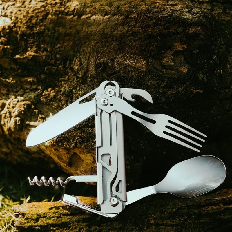 

Набор портативной посуды из нержавеющей стали для кемпинга: вилка, нож, ложка и открывалка для бутылок. Многофункциональный походный столовый набор.