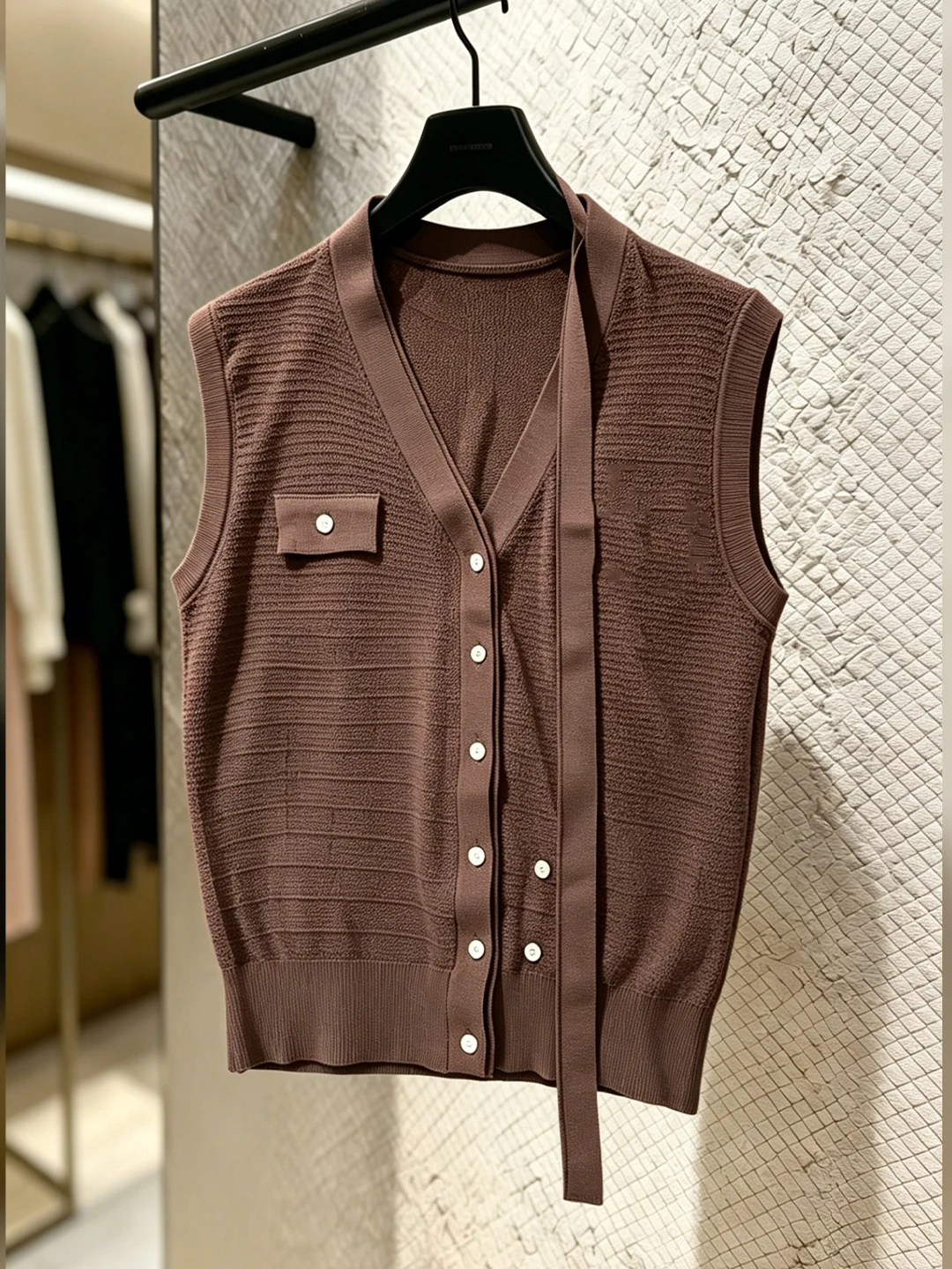 

Stylish V-Neck Single-Button Knitted Vest Retro Design Sleeveless Fashionable Top Commute Versatile Summer Shirt 2026