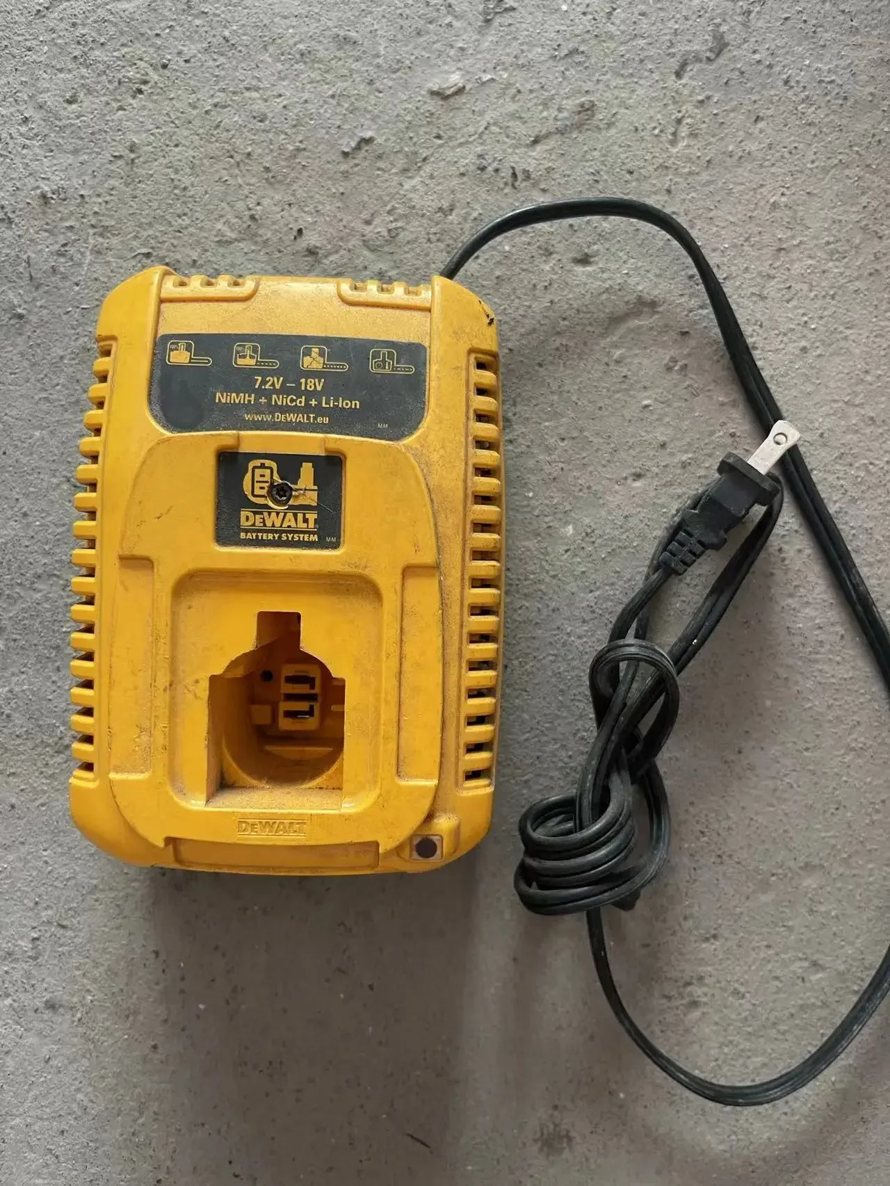 DeWalt DE9135 7.2V - 18V Ni-Cd, Ni-MH and Li-ion Battery Charger.USED.SECOND HAND 220V