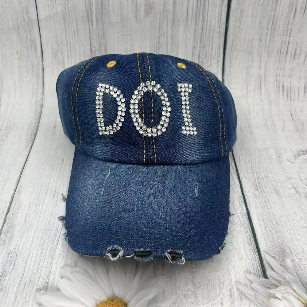 قبعة هدية رائعة بأحرف يونانية من حجر الراين الأبيض DOI