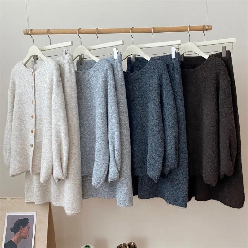 เสื้อคอวีแขนยาวสีพื้นแบบลำลองเสื้อสเวตเตอร์คาร์ดิแกน + เอวยางยืดกระโปรงมิดิ 2 ชิ้นชุดใหม่ฤดูหนาวผู้หญิงชุด