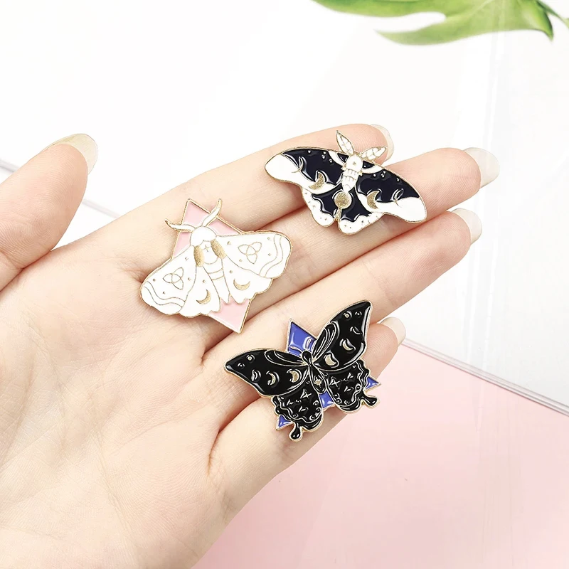 Pin de ropa con solapa, insignia gótica, regalo de joyería para amigos, mariposa de polilla, broche de esmalte sin rostro, Punk personalizado