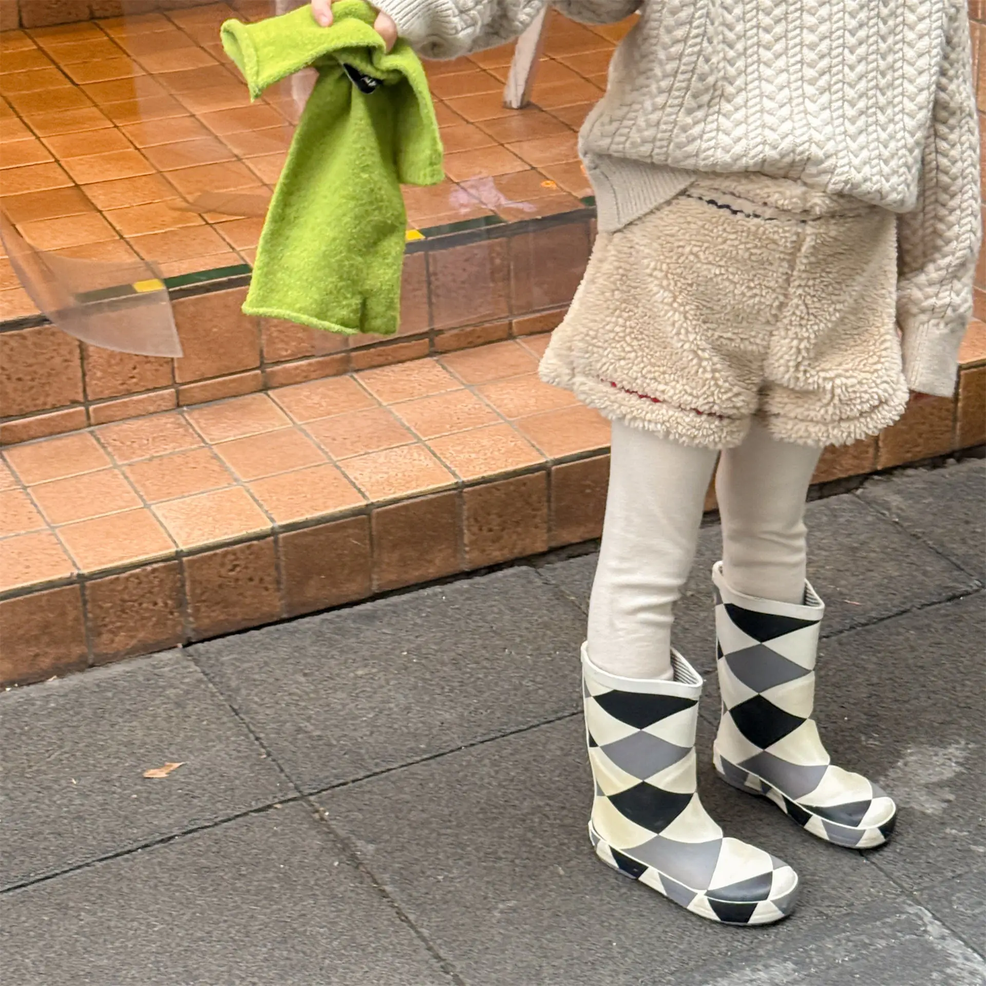 

2025 Winter New Girls Lamb Wool Shorts Solid Children Fleece Warm Pants Plus Velvet Thick Boys Casual Shorts Kids Autumn Clothes