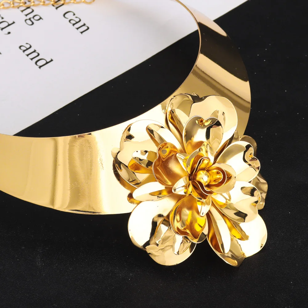 Großes 4-teiliges Schmuckset, Blumenmuster, luxuriöse Goldfarbe, Armreif, Ring, Halskette und Ohrringe für Damen, Hochzeitsaccessoires, Party – Detail 4