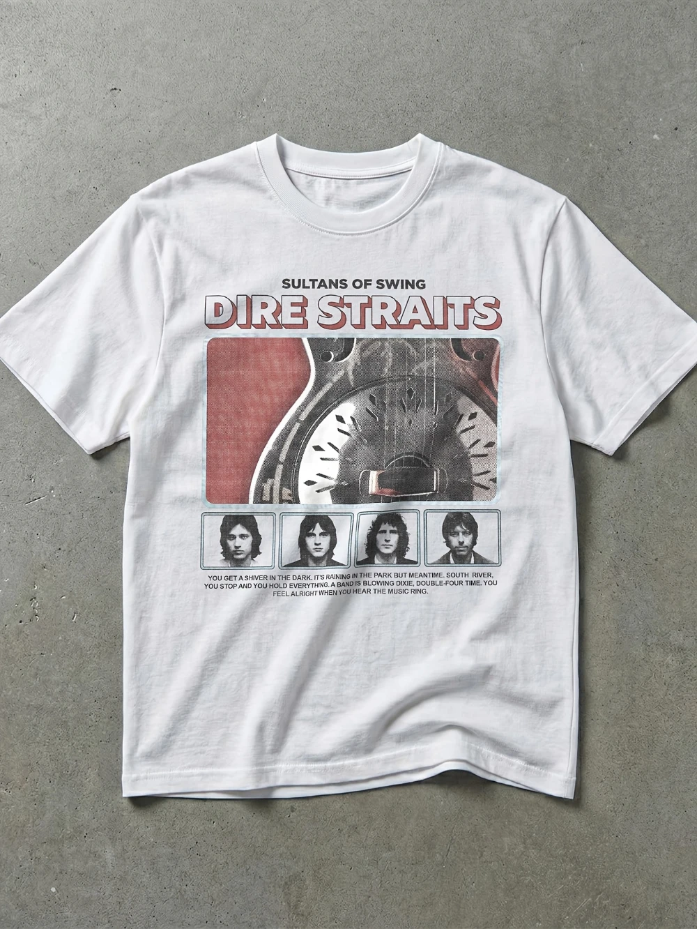 Camiseta de Dire Straits con el logotipo de "Swing Sultan" y la ilustración de la portada del álbum. Esta camiseta de estilo retro tiene un diseño de cuello redondo.