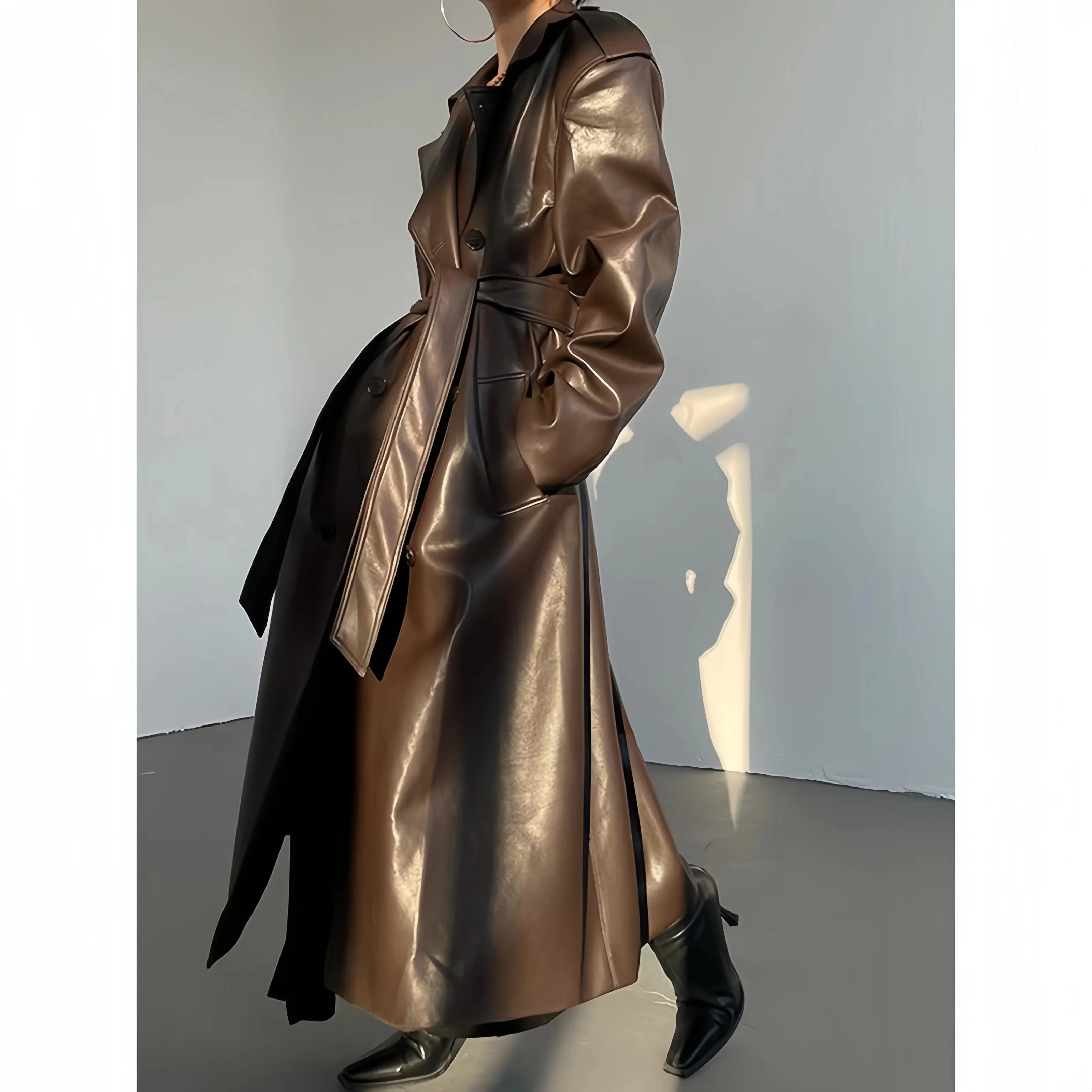 Manteau en cuir pour femmes, veste longue en PU à taille ajustable, vêtements à col en V, style anglais, haute qualité, automne et hiver 2024