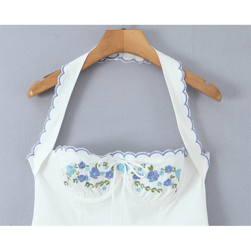 YENKYE ชุดเดรสสีขาวปักลายเซ็กซี่แบบผูกคอสำหรับผู้หญิง ชุดเดรสทรงเอเอวต่ำแบบมินิสำหรับงานปาร์ตี้ฤดูร้อน