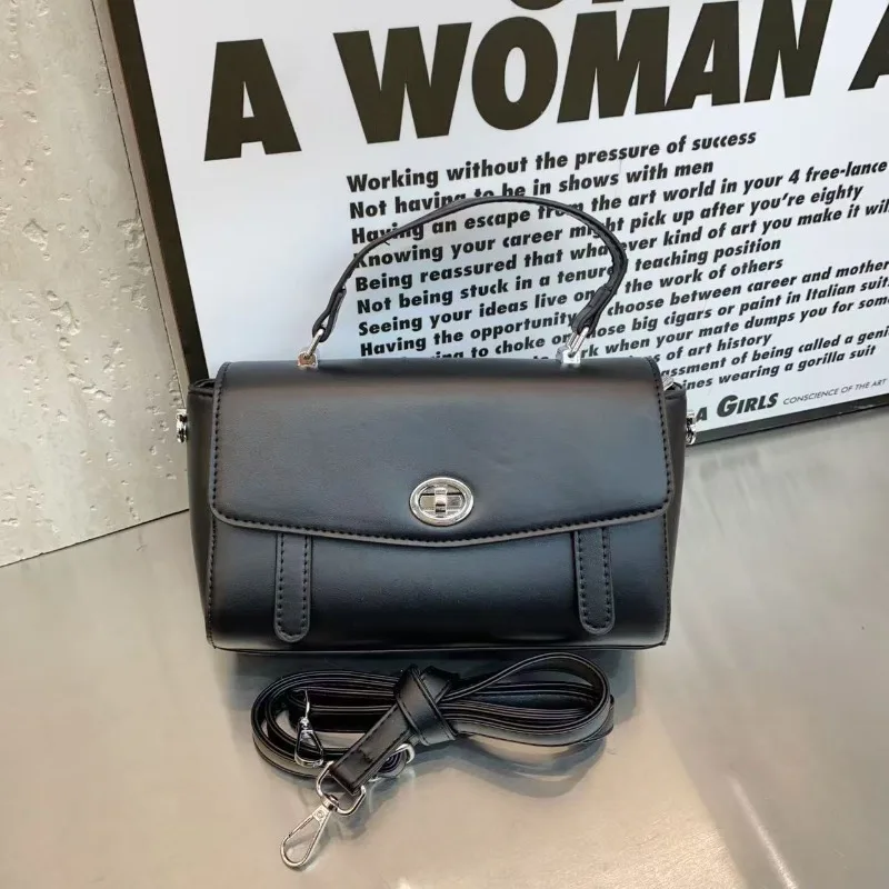 

Модная женская сумка с кожаными акцентами — популярная классическая сумка-мессенджер от известного дизайнера