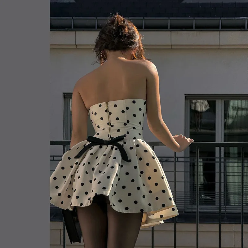 فستان قصير مثير بفيونكة منقطة للنساء بدون حمالات بدون ظهر فساتين حفلات على شكل حرف a للسيدات لربيع 2025 رداء منتفخ أنيق مقسم
