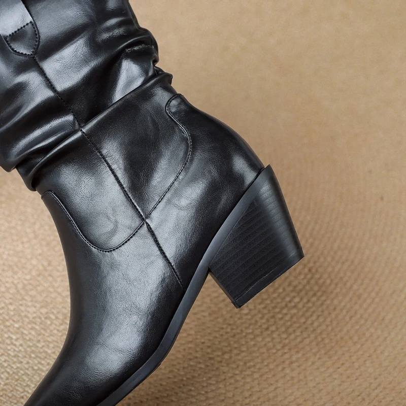 حذاء نسائي جديد للخريف والشتاء مصنوع من جلد البقر بمقدمة مدببة وعجل بكعب عالٍ للدراجات النارية حذاء قصير على الموضة الغربية