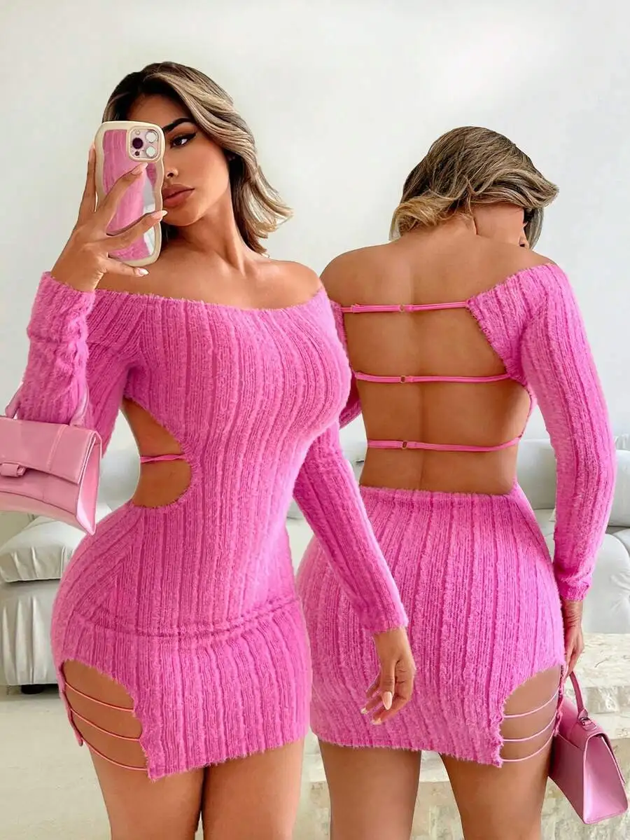 

Розовое вязаное мини-платье с открытыми плечами, вырезами и бретелями на спине