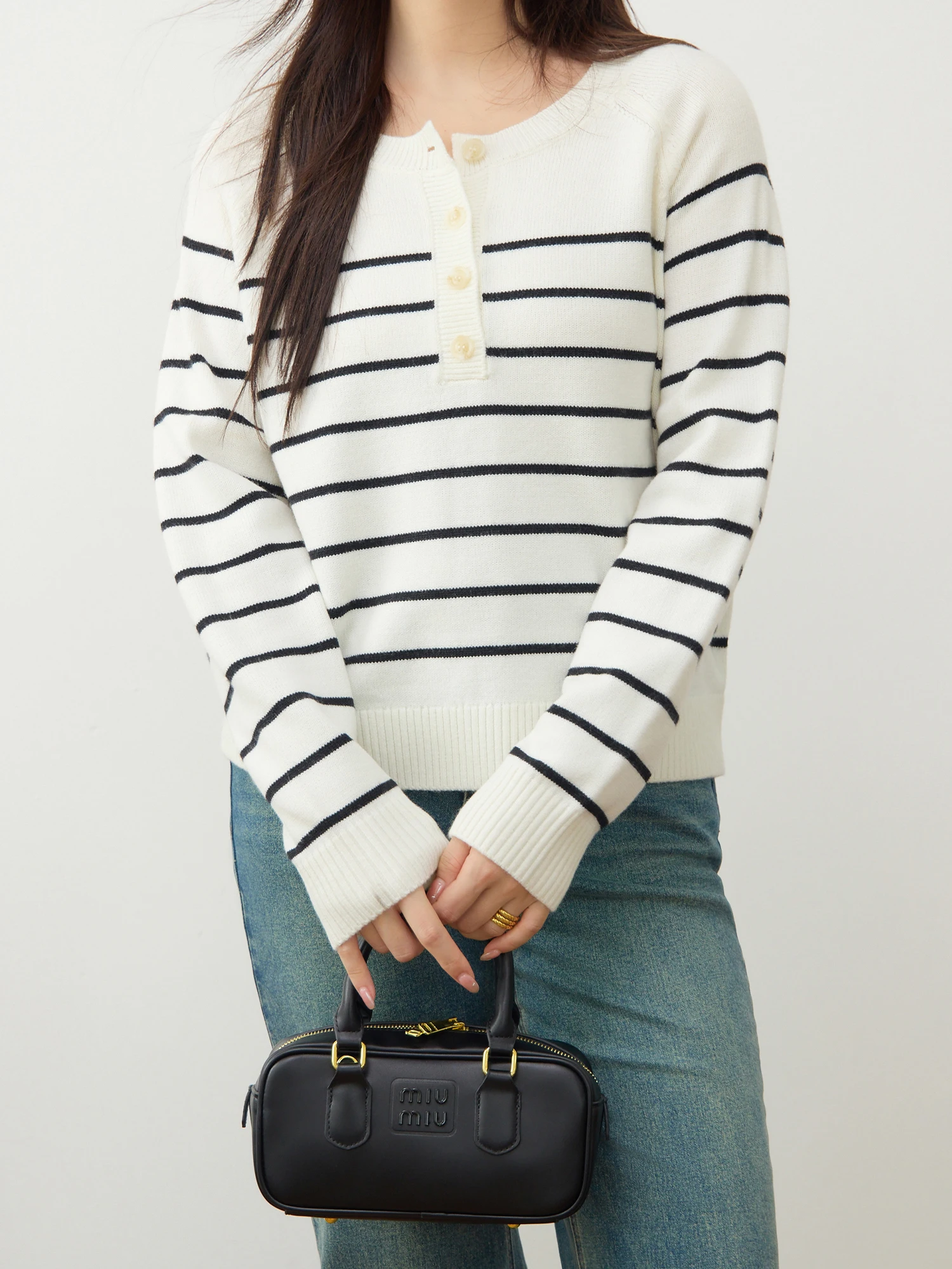 

DUSHU 8.5% Wool Sweater Neckline Three Button Female Black White Stripe Long Sleeve Sweater Casual Round Neck Pullover 24DS84148