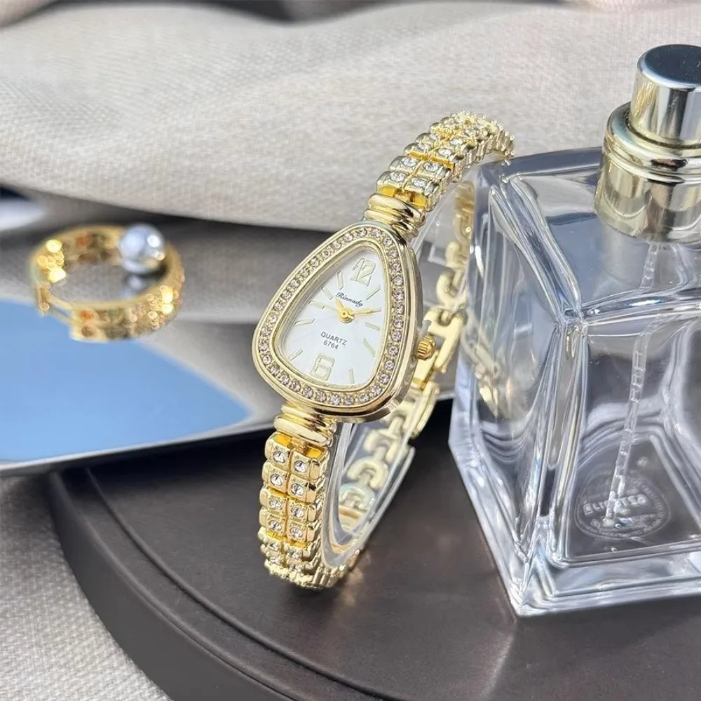 

Горячая новинка: Женские роскошные часы с бриллиантами, кварцевые, с корпусом из сплава, в виде змеиной головы, с солнечными полосами и бриллиантовой инкрустацией, с циферблатом и бриллиантами.