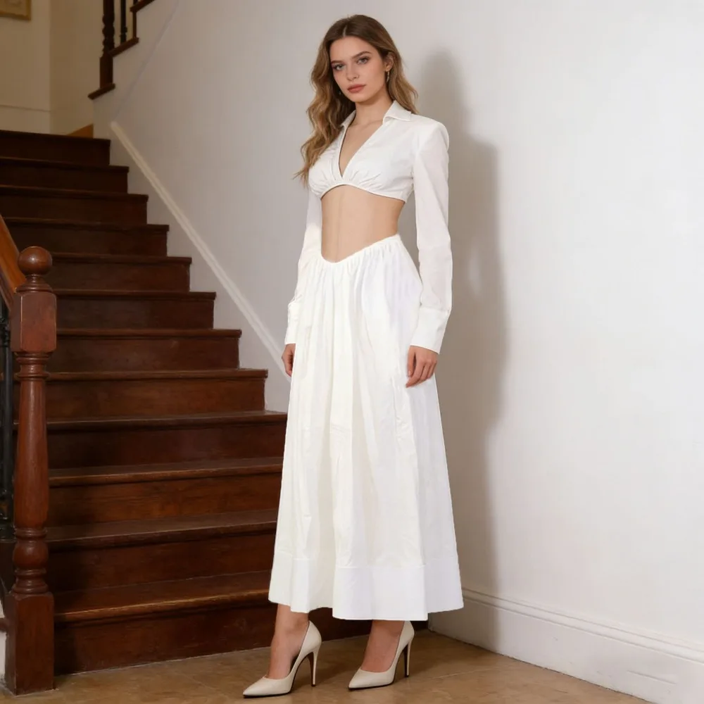 

Женский белый комплект из двух предметов: сексуальный укороченный топ с V-образным вырезом и длинными рукавами + длинная юбка А-силуэта. Минималистичный уличный стиль.