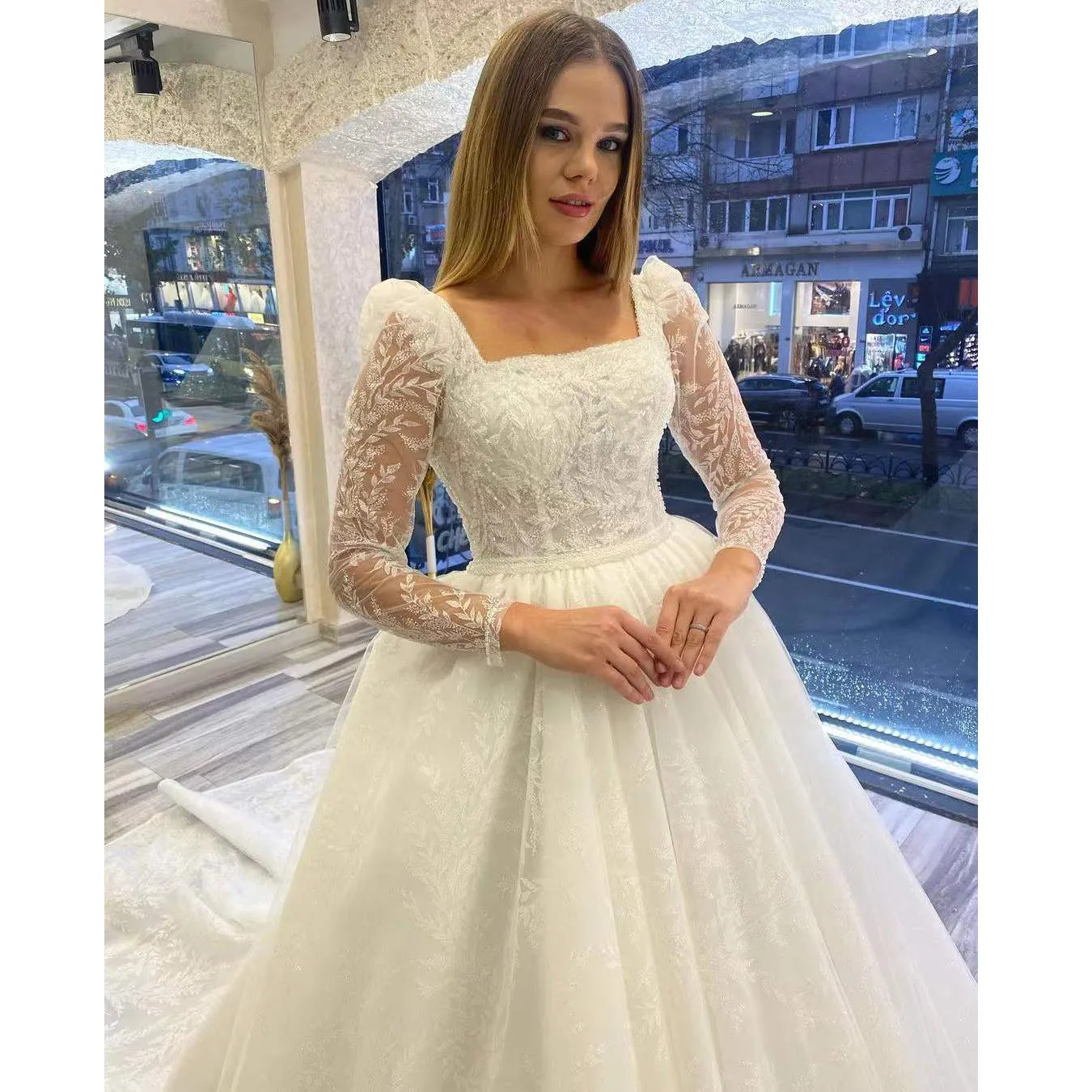 Gaun Pengantin Mewah dengan Manik-manik Kerah Persegi Lengan Panjang Applique Court Train Gaun Pengantin Pesta Formal Robe De Mariee