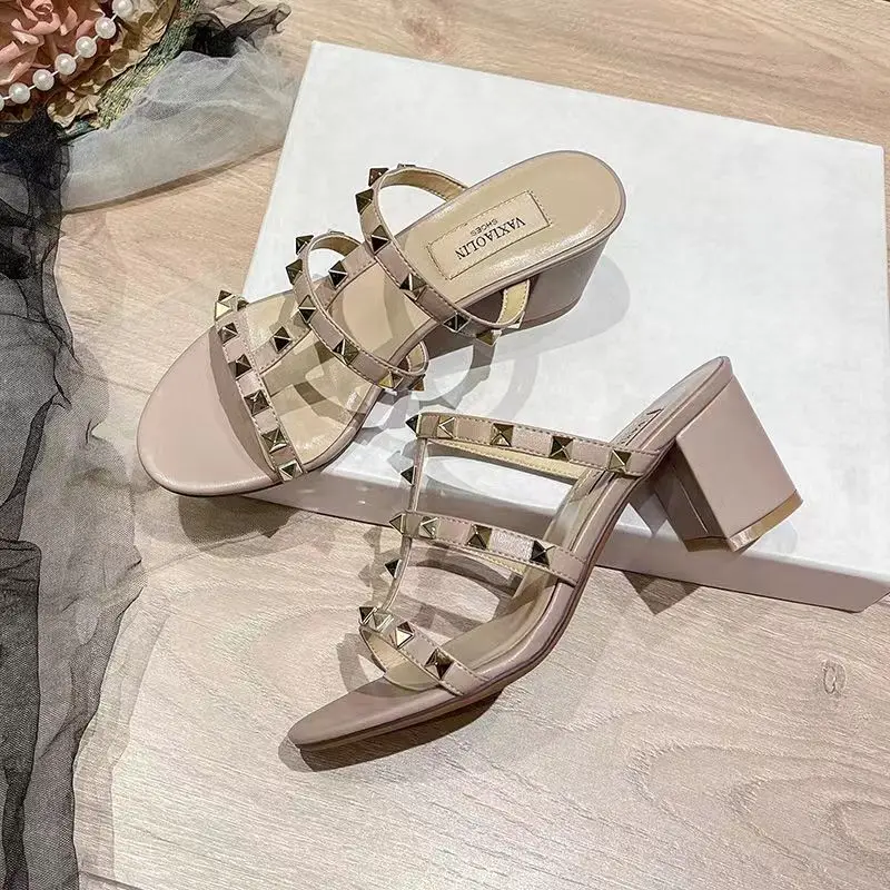 Sandalias de tacón alto con remaches para mujer, zapatos planos cómodos de alta calidad, a la moda, novedad de verano, 2024