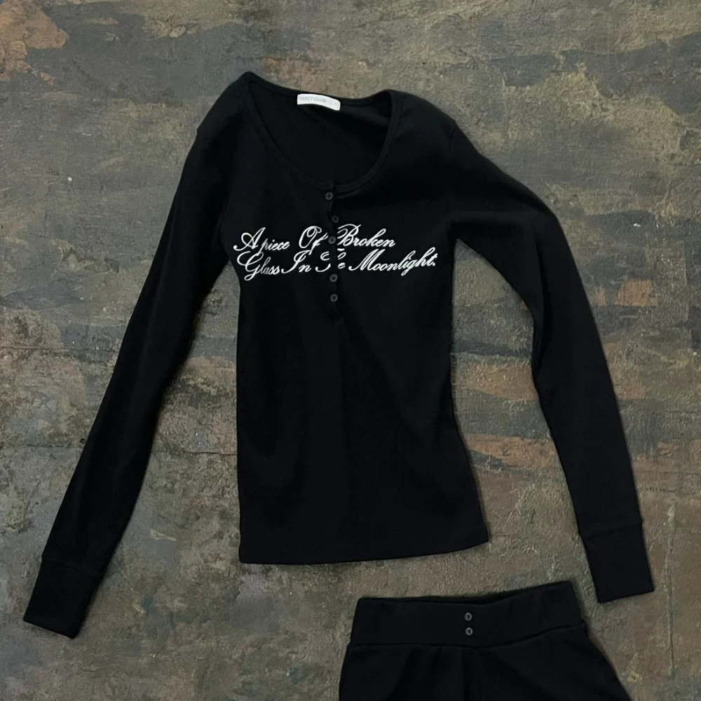 Long sleeved button print English women's T-shirt with personalized luxury, fashionable slim fit, round neck, dark