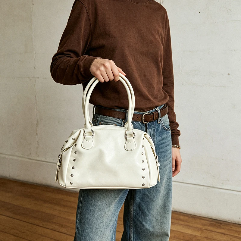 Handtasche im Punk-Metal-Stil mit Nieten, weiche PU-Umhängetasche im Y2K-Stil für Mädchen, einfarbige, modische Umhängetasche für Damen, ideal für die Arbeit und den täglichen Gebrauch. – Detail 7