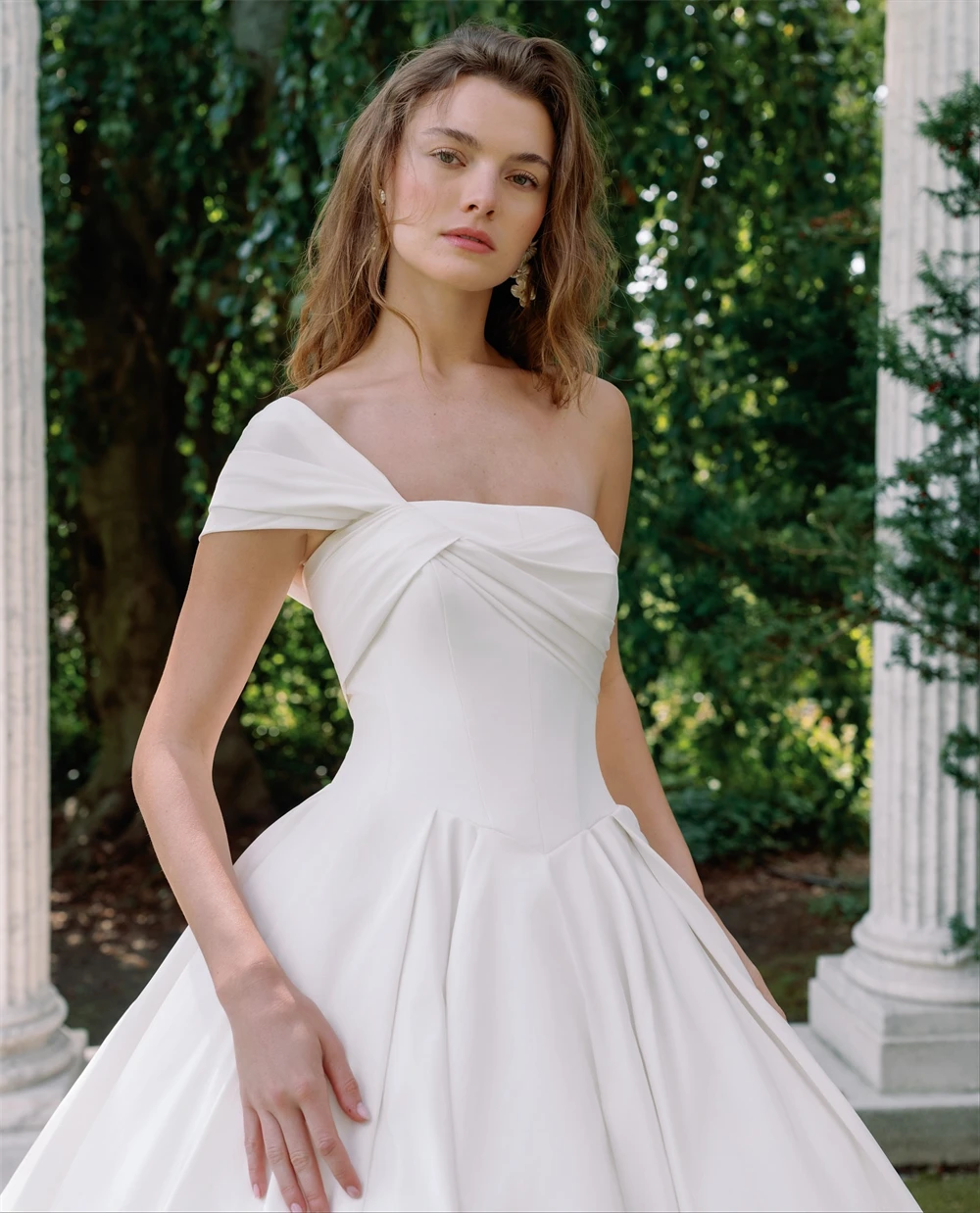

Customized Elegant White Satin Wedding Dress Formal One Shoulder Sleeveless Robe de mariée Soft A-Line Sweep Train Bridal Gowns