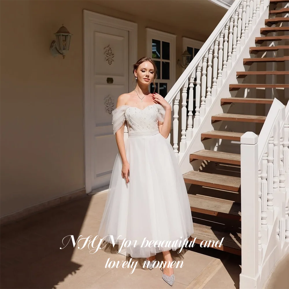 ชุดราตรีสีขาว NFYN แบบเปิดไหล่ ความยาวระดับชา พร้อมผ้าทูลล์คลุมและประดับลูกปัด สำหรับงานแต่งงาน สามารถสั่งตัดได้