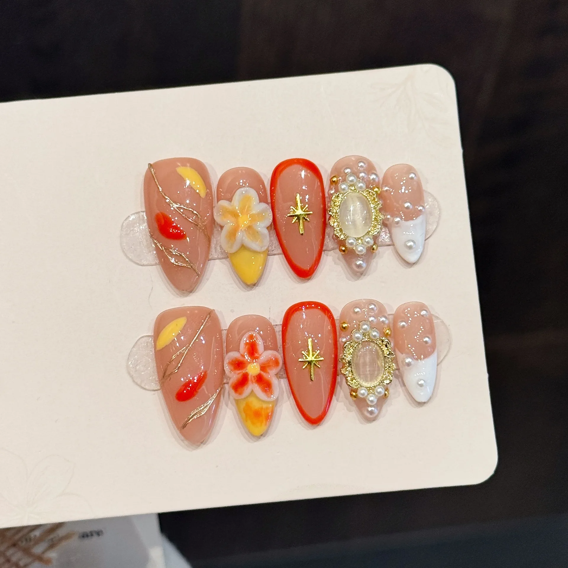 10 Stück luxuriöse handgefertigte Nägel zum Aufdrücken, Mandel-geschnitzte Blumen und französische Perlen-Design mit 3-teiligem Werkzeug, selbstklebende Nagelkleber-Tabs