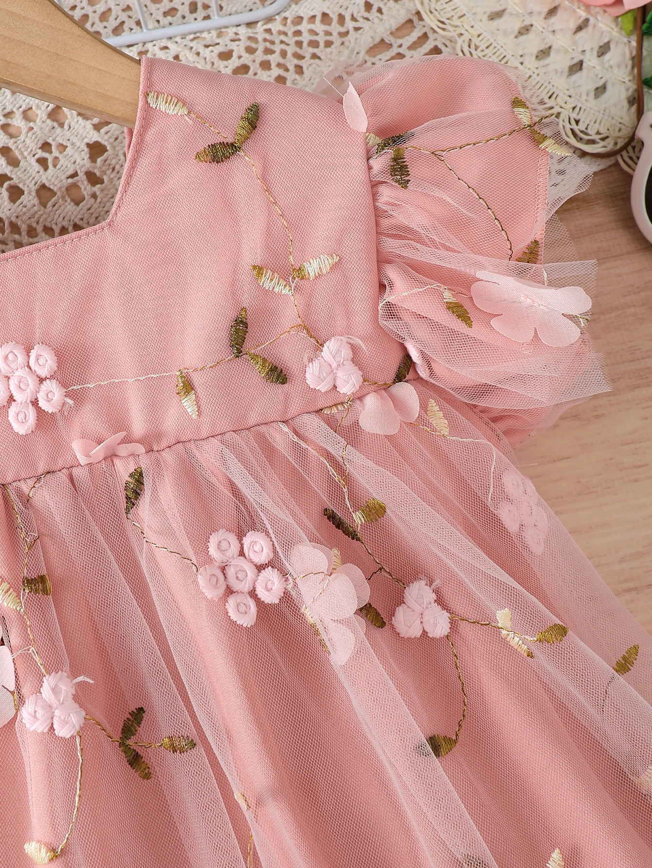 فستان شبكي مطرز بالزهور للفتيات الصغيرات مع ربطة عنق وتصميم حزام، مناسب للربيع والصيف عند مقترن بحقيبة