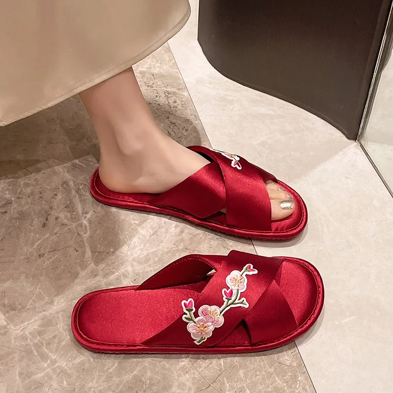 

2025 Spring and Summer New Chinese Slippers Female Satin Flowers Home Soft Sole Indoor Slippers