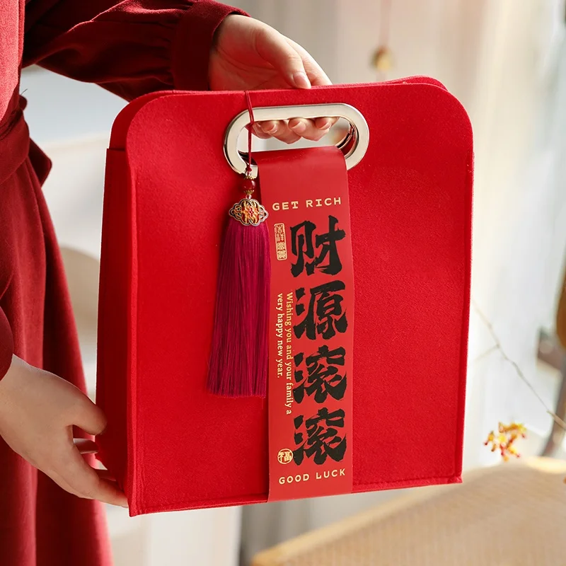 

Новогодняя сумка-тоут 2026 из красного фетра, большая подарочная сумка, высококачественная упаковка для подарков, с возможностью нанесения текста (индивидуализация не доступна)