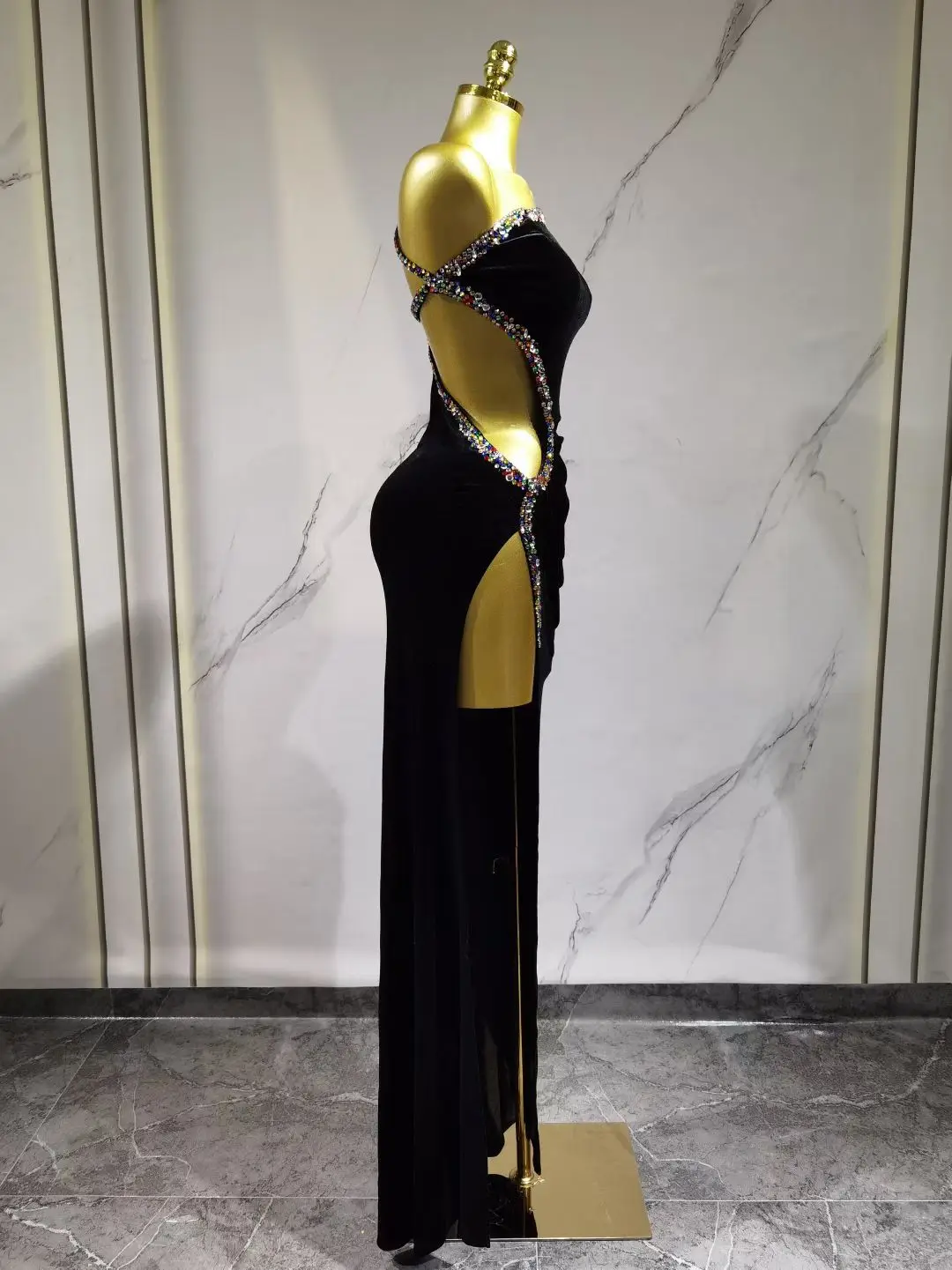 Elegancka, dopasowana sukienka w kolorze czarnym z paskiem, idealna na przyjęcia, kolacje, występy sceniczne i spotkania firmowe Y033