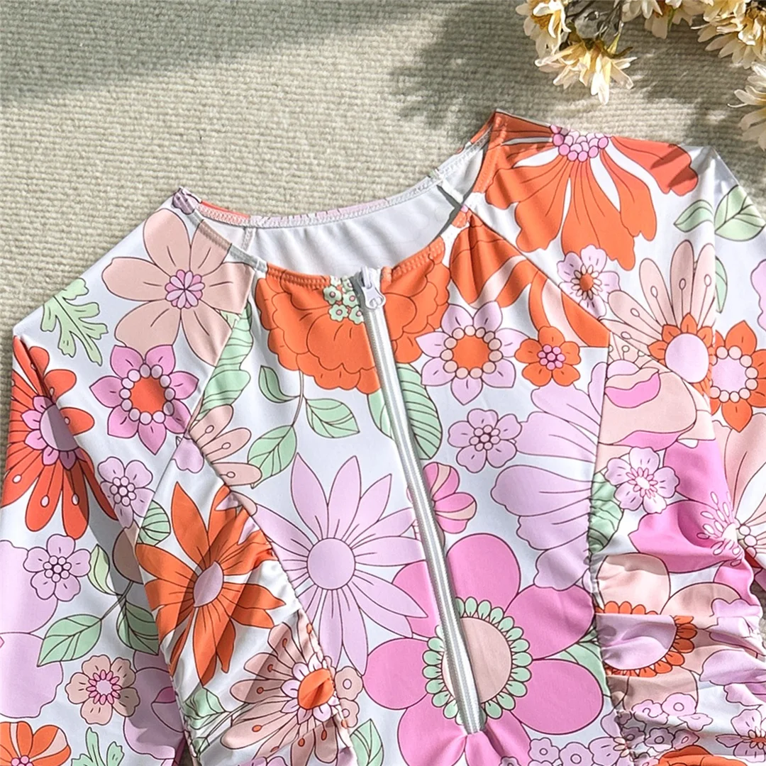 Blumenmuster, langärmelig, einteiliger Badeanzug für Damen, mit Reißverschluss, geraffter Schnitt, Badebekleidung, Badeanzug, Modell V7973. – Detail 8