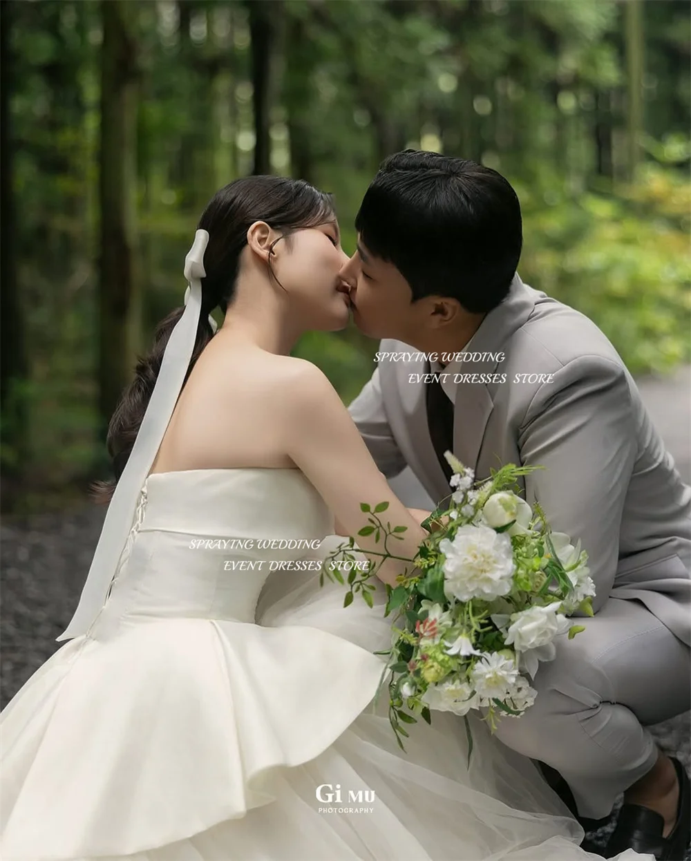 스프레이 우아한 아이보리 Tulle 새틴 한국 코르셋 웨딩 드레스 사진 촬영 Strapless Floor Length Tiered Bridal 가운 맞춤형