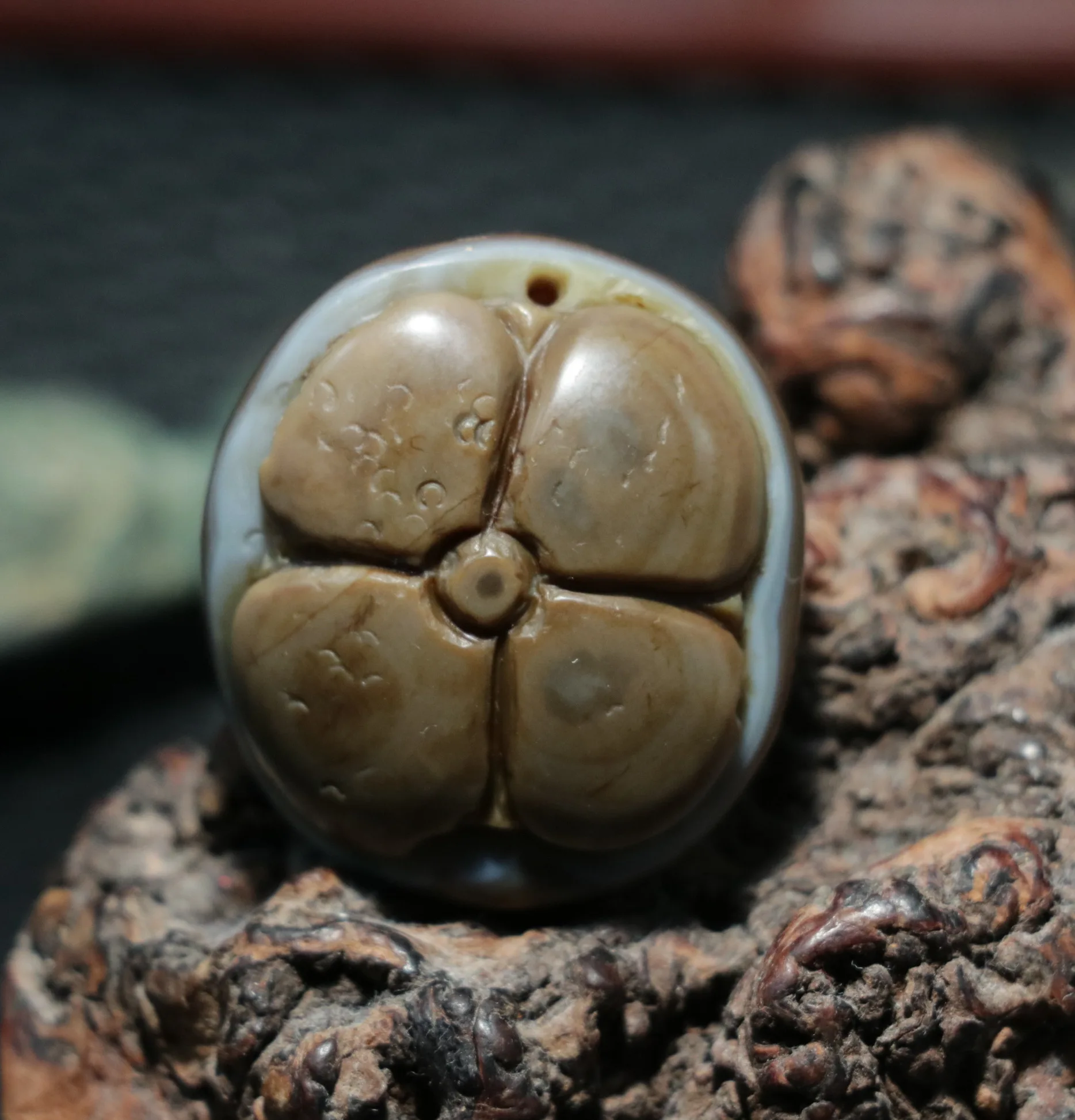 Magic Tibetan Natural Top Old Agate Coffee Color Sculptural Flower Goat Eye Heaven Eyed dZi Bead Pendant Amulet Elegant Beauty